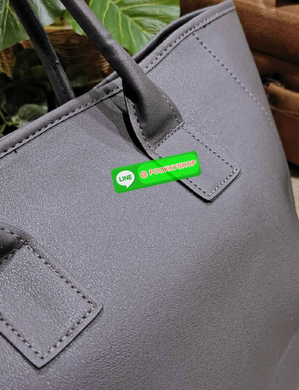 Best Seller! Givenchy Black Soft Leather Shoulder Handbags (Limited edition) กระเป๋าถือหรือสะพายพรีเมี่ยมของเเท้จาก "Givenchy Perfume Counter" วัสดุหนังนิ่มเรียบสีดำด้านหน้าปั้มโลโก้แบรนด์ GV ภายใน Polyester 100% สีดำสกรีนโลโก้สวยดูดี เปิดปิดด้ว