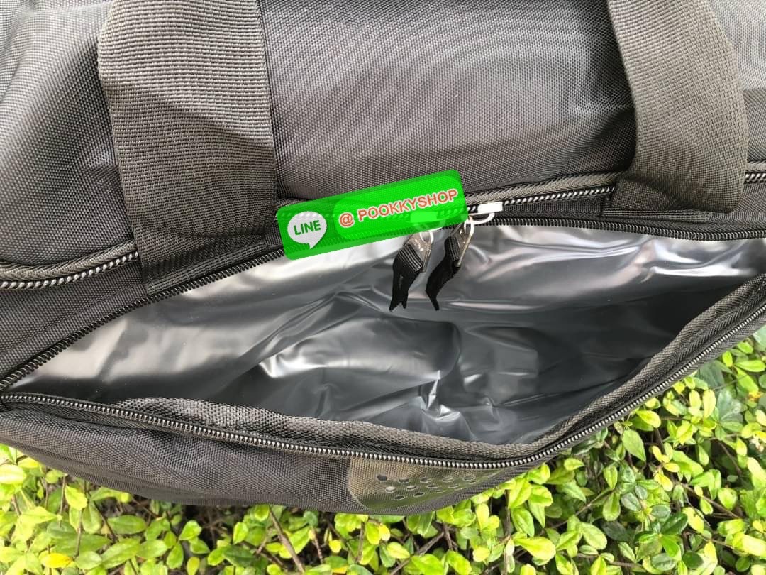 NIKE GYM BAG กระเป๋ายิมและกระเป๋าเดินทางสารพัดช่องที่มีพื้นที่ให้คุณเก็บของมากมาย ไม่ว่าจะช่องซิปคู่หลักที่กว้างใหญ่ สำหรับใส่เสื้อผ้าเดินทางได้หลายชุด ปลอดภัย ช่องรองเท้าแยก และช่องใส่ของด้านในสำหรับเก็บของมีค่า สายคล้องไหล่คู่และสายสะพายไหล่ถอดเก็บได้สา