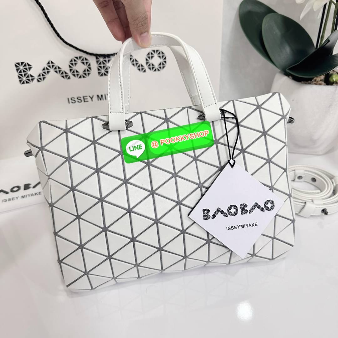 Bao Bao issey Miyake Tonneau Small Matte Bao Bao Issey Miyake รุ่น TONNEAU (ทอนโนะ) กระเป๋าทรง Boston Bag ที่โดดเด่นด้วยลายแพทเทิร์น 3 เหลี่ยมด้านเท่าเรียงต่อกัน ทำให้กระเป๋าใบนี้มีความโดดเด่นทั้งในเรื่องของดีไซน์ที่ทันสมัย และการใช้งานที่ครบทุกฟังก์ชั่น