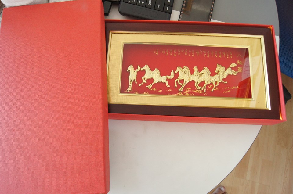 กรอบรูป รูป ม้ามงคล 8 ตัว กรอบทองเค ขนาดกว้าง 13 นิ้ว สูง 7 นิ้ว