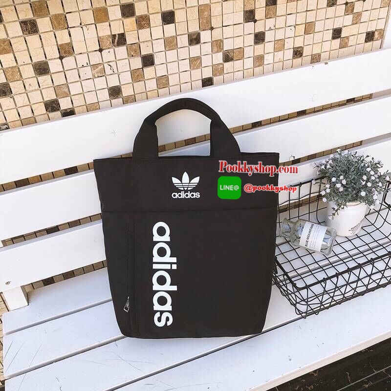 Adidas Handbag & Backpack กระเป๋าเป้ใช้ได้ทั้งชายหญิง ขนาดกำลังดี น้ำหนักเบา ด้านหน้าสกรีนโลโก้แบรนด์ เปิดปิดด้วยซิปสะดวกใช้ หูจับถนัดมือ สายสะพายยาวเลื่อนปรับได้ตามต้องการด้านหน้ามีช่องซิปเก็บของหยิบใช้ง่าย ภายในมีช่องซิปแยกเก็บของ ช่องหลักสามารถใส่ Note