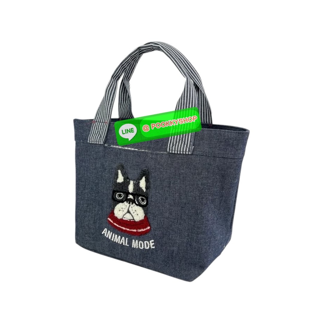 กระเป๋ามินิ Kusuguru Paulo Dyed Denim & Hickory ผ้าย้อมเส้นด้ายนี้มีเนื้อสัมผัสคล้ายผ้าเดนิม ต่างจากผ้าเดนิม ตรงที่ทนทานต่อสีตกและมีน้ำหนักเบา ลายปัก Sagara สามมิติอันโดดเด่นสะดุดตานั้นน่าประทับใจอย่างยิ่ง กระเป๋าใบนี้มีขอบกระเป๋าที่กว้างและขนาดที่ใช้งานง