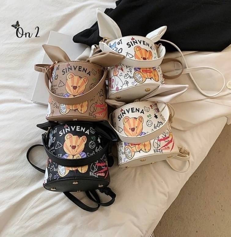 กระเป๋าสะพายทรงถัง หนังพิมพ์ลาย เปิดปิดแบบหูรูด อะไหล่ทอง มาพร้อมสายสะพายยาวครอสบอดี้ งานน่ารักมากค่ะ