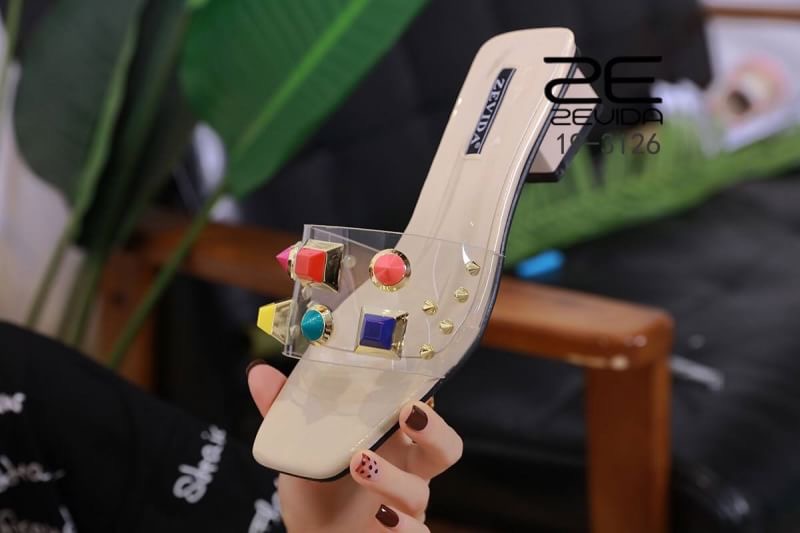 เเบบขายดีพร้อมส่งรุ่น best seller ส้นสูงวัสดุพียูใสนิ่มเเบบสวมติดหมุดสีStyle Valentino ส้นสูง 2 นิ้ว เป็นรุ่นที่ใส่ง่ายมากๆ กระเเสเเรงเว่อร์ๆ เห็นเเล้ว like เลย ใส่เเล้วดูเซ็กซี่ เปรี้ยวดูดี ขับผิวขาว ครบ!!!ไม่อยากพลาด รีบจับจองเป็นเจ้าของกันด่วน