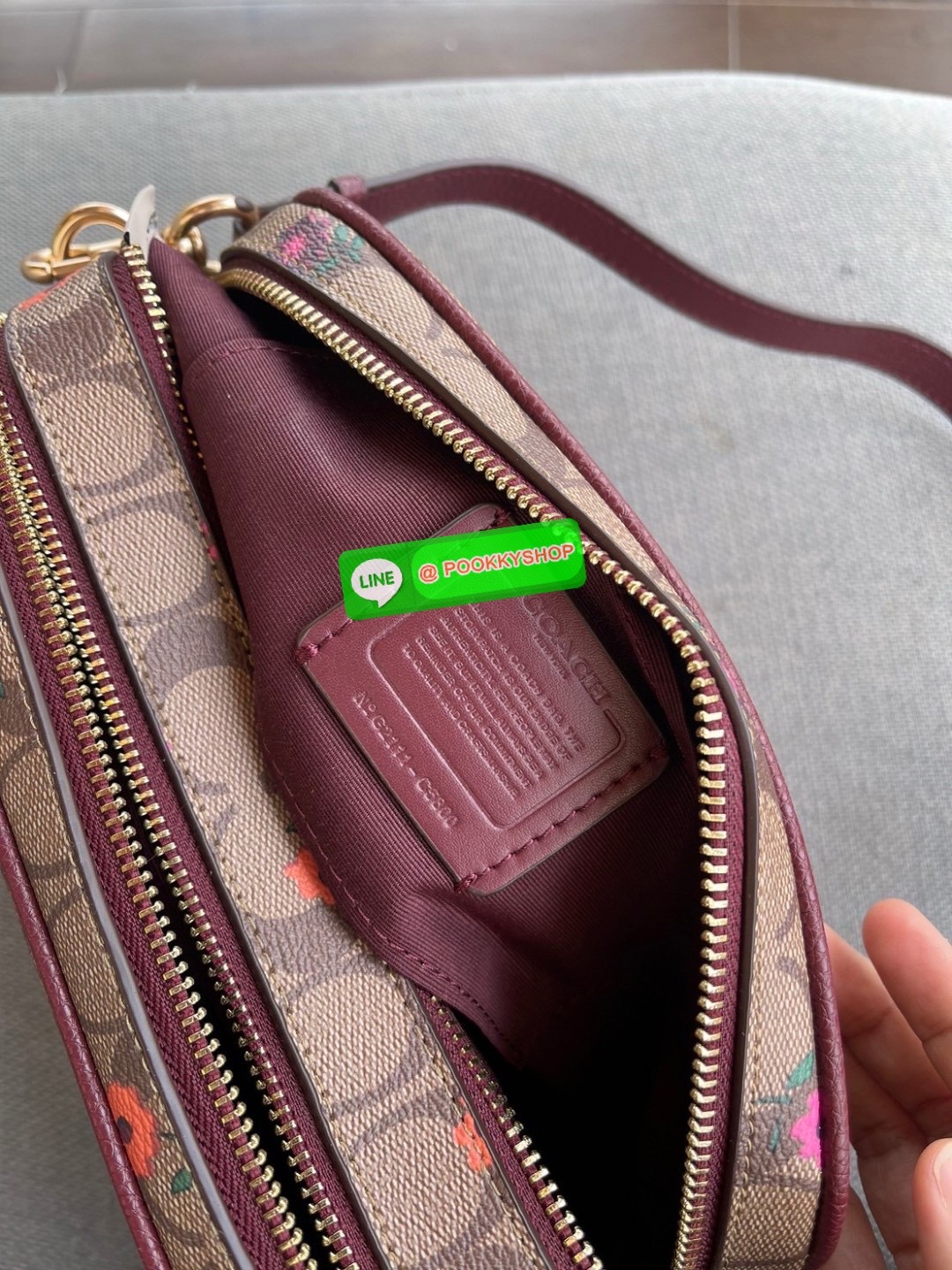 Coach JES CROSSBODY IN SIGNATURE CANVAS (COACH C5800) WHITE FLOWER PRINT /BLACK BROWN MULTI/LIGHT GOLD Product details | Signature coated canvas with smooth leather details| Inside multifunction pocket| Double zip closure, fabric lining| Outside slip pock