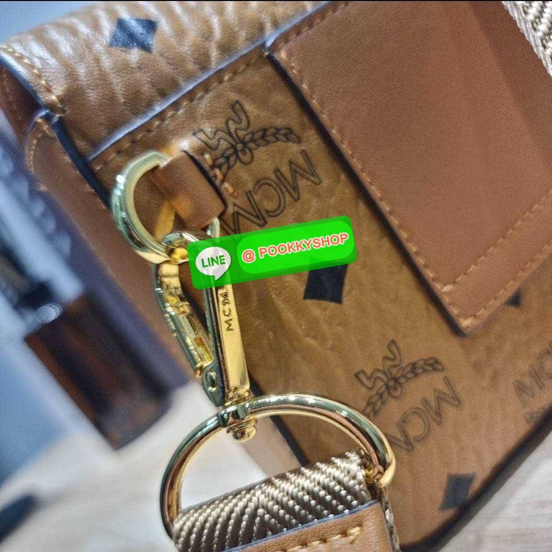 MCM SMALL MILLIE CROSSBODY IN VISETOAS กลับมาแน่นๆกับไอเท็มสุดฮิต!! ดาราเซเลปใช้กันเพียบ กระเป๋าสะพายข้าง ดีไซน์กึ่งสปอร์ต แต่แฝงความหรูในตัว ใช้งานง่ายด้วยขนาดที่พอเหมาะ และสายสะพายสปอร์ตที่สะพายคาดได้สะดวก จะสะพายข้าง สะพายแบบคาดอก ก็ดูดีไปหมด เปิด-ปิดด