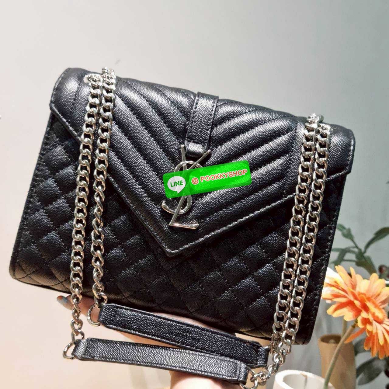 🔆 Model YSL envelope medium shoulder bag กระเป๋าสะพายไหล่สุดฮอต จากเคาน์เตอร์ dutyfree ทรง envelope ดีไซน์เรียบหรู ดูติดแกลมสุดๆ โดดเด่นด้วยโลโก้ด้านหน้า เพิ่มดีเทลความผู้ดี ใช้งานง่ายเพียงแค่เปิด-ปิดด้วยกระดุมแม่เหล็ก ภายในแบ่งสัดส่วนได้ดี มีช่อง