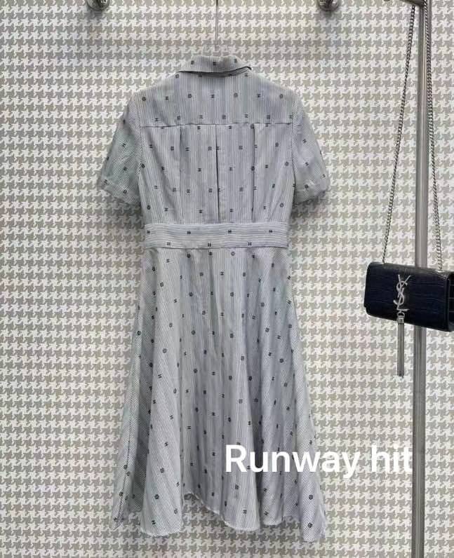 ใหม่ล่าสุด collection Chanel 2022 dress ทรงสวยผ้า jacquard ลายเส้น ปักลายlogo cc และดอก คามืเลียตามแบบฉบับ Chanel กระดุมปั๊ม เป๊ะทุกจุด ผ้าทิ้งตัวมีน้ำหนัก cutting เนี้ยบ งาน high end ห้ามพลาด