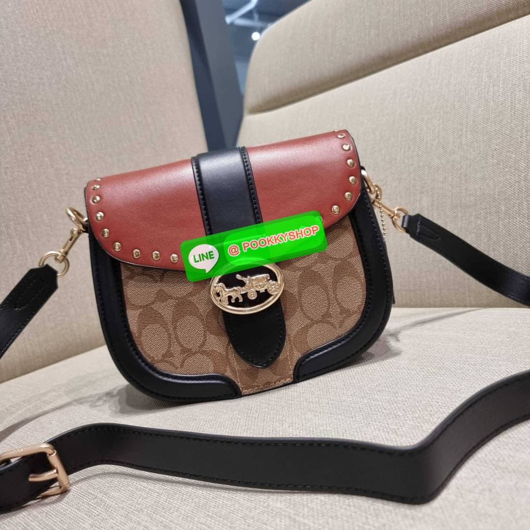 COACH C3593 GEORGIE SADDLE BAG IN COLORBLOCK SIGNATURE CANVAS WITH RIVETS ยกระดับความหรูให้กับตัวเองกันหน่อย ด้วยกระเป๋ารุ่นนี้!! ครอสบอดี้ที่ดีไซน์หรู อัพเลเวล ในราคาที่จับต้องได้ วัสดุหนังแคนวาสเคลือบสลับหนังเรียบ พิเศษไปอีกตกแต่งขอบด้วยหมุด เพิ่มดีเทลก