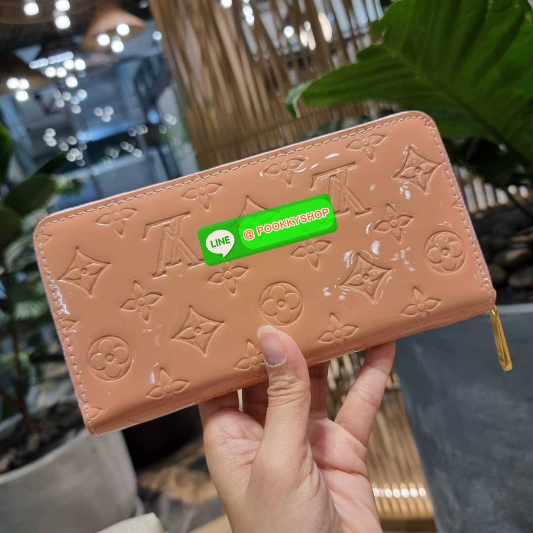 NEW IN!! LV long zip wallet with gwp กระเป๋าสตางค์พรีเมี่ยมกิ๊ฟ ดีไซน์ล่าสุด หนังแก้ววิบวับ หรูหรามาก ใบยาวขนาดกำลังเหมาะมือ ถือแล้วขับผิว ถือออกงานก็คือเลิศ วัสดุหนังแก้วเคลือบผิวกลิตเตอร์ เล่นกับแสงสวยมาก เปิด-ปิดด้วยซิปรอบ ภายในมีช่องใส่บัตรเยอะมาก มีช