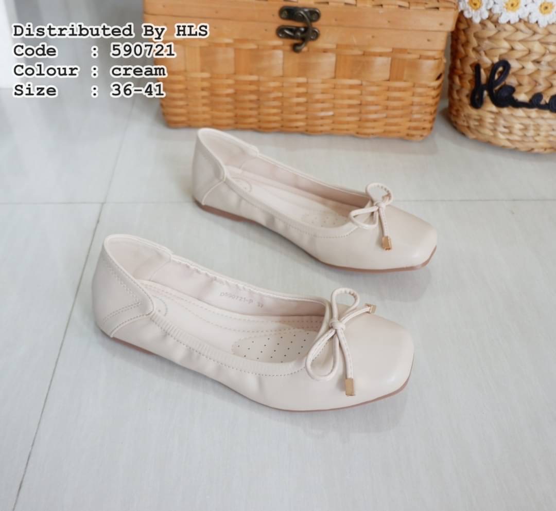 งานรีพีท มาแล้วคะ พร้อมส่งคร่าา🙏🏻🙏🏻 !! รองเท้าแฟรชเตี้ย style H&M ทรงหัวตัดมน พร้อมเชือกโบว์เล็กๆ หนังนิ่มและพื้นนิ่มมากกกกก หนังสวยมากๆ สีพื้นเรียบหรู ใส่สบายๆชิวๆ