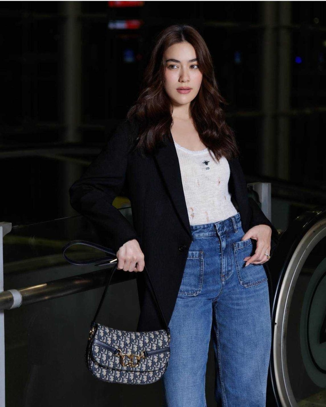 กระเป๋าสะพายทรงสวย ดีไซน์โลโก้โดดเด่นและหรูหรา ดีเทลดูดีมีกิมมิคในตัว