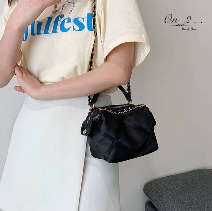 NEW Arrival CHANEL Nylon Crossbody bag กระเป๋าผ้าไนลอนเดินด้ายตารางสีดำ อะไหล่สีทองเข้ม สายโซ่ร้อยหนัง อะไหล่สีทอง สวยเลิศ♥️