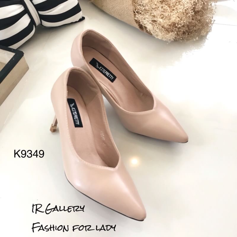 แบบขายดี!!! พร้อมส่ง รังสรรค์ลุคเก๋อย่างมีสไตล์แบบเรียบง่ายไม่หวือหวาด้วยรองเท้าคัทชูวัสดุหนังนิ่มทรงหัวแหลมหน้าวี ส้นหลังเย็บนวมกันกัด สูง 3 นิ้ว แพทเทิร์นสวย มิกแอนด์แมทซ์ได้หลายสไตล์ ไม่อยากให้สาวๆพลาดกันเลยทีเดียวค่า