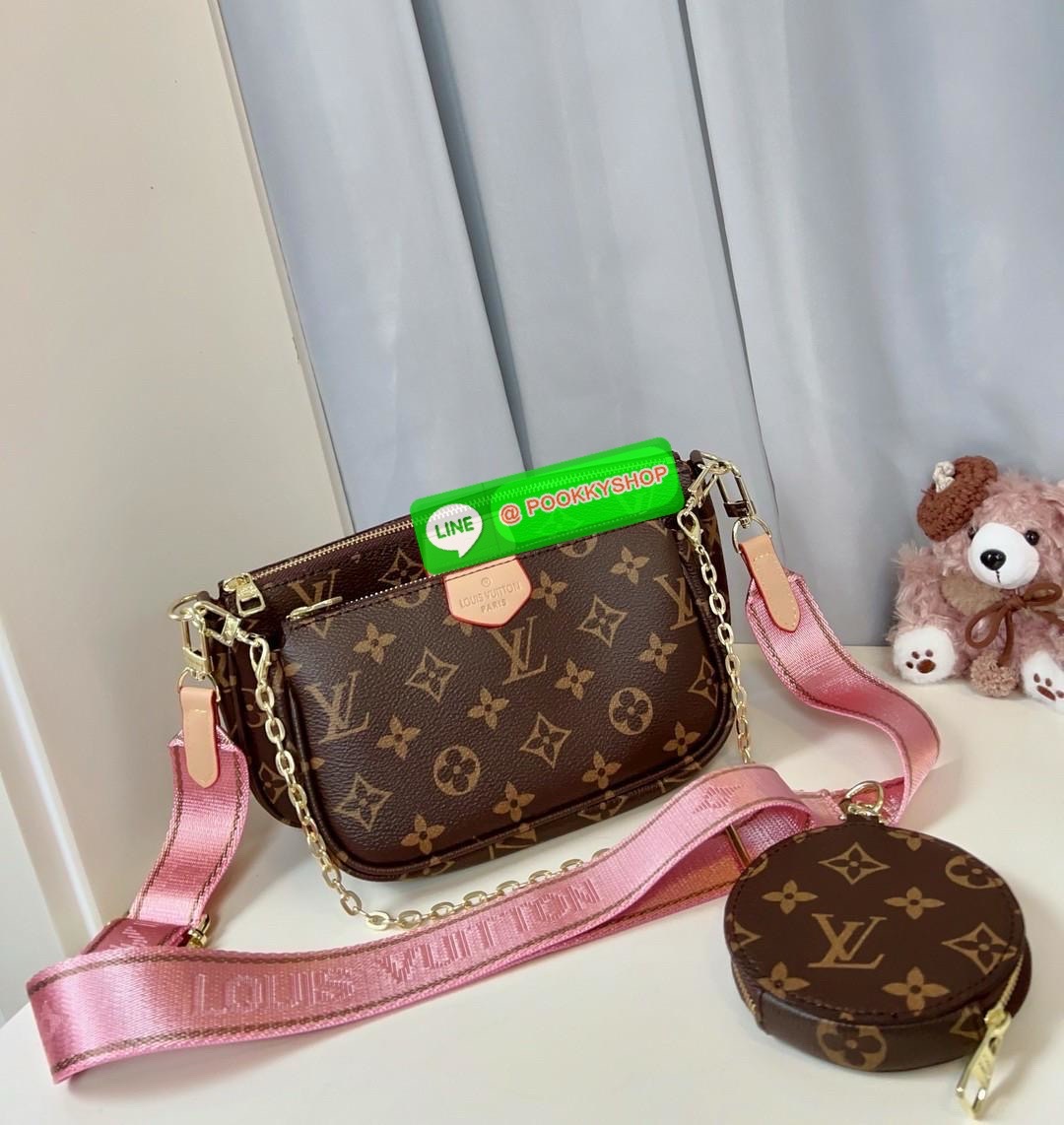 หนึ่งในรุ่นLV ที่สาวๆต้องมีติดตัวอย่างน้อยหนึ่งใบค่าา สวยดังเดิม! LOUIS VUITTON MULTI POCHETTE ACCESSORIES ((vip gift ตปท.)) 🔖พร้อมส่ง! มีถึง3ใบด้วยกันในหนึ่งเซตนะคะ ได้รุ่นนี้ไปใช้สะพายได้ยาวๆแน่นอนค่าสาวๆ 🔖หนังแท้ หนังนิ่มอย่างดี อะไหล่ท