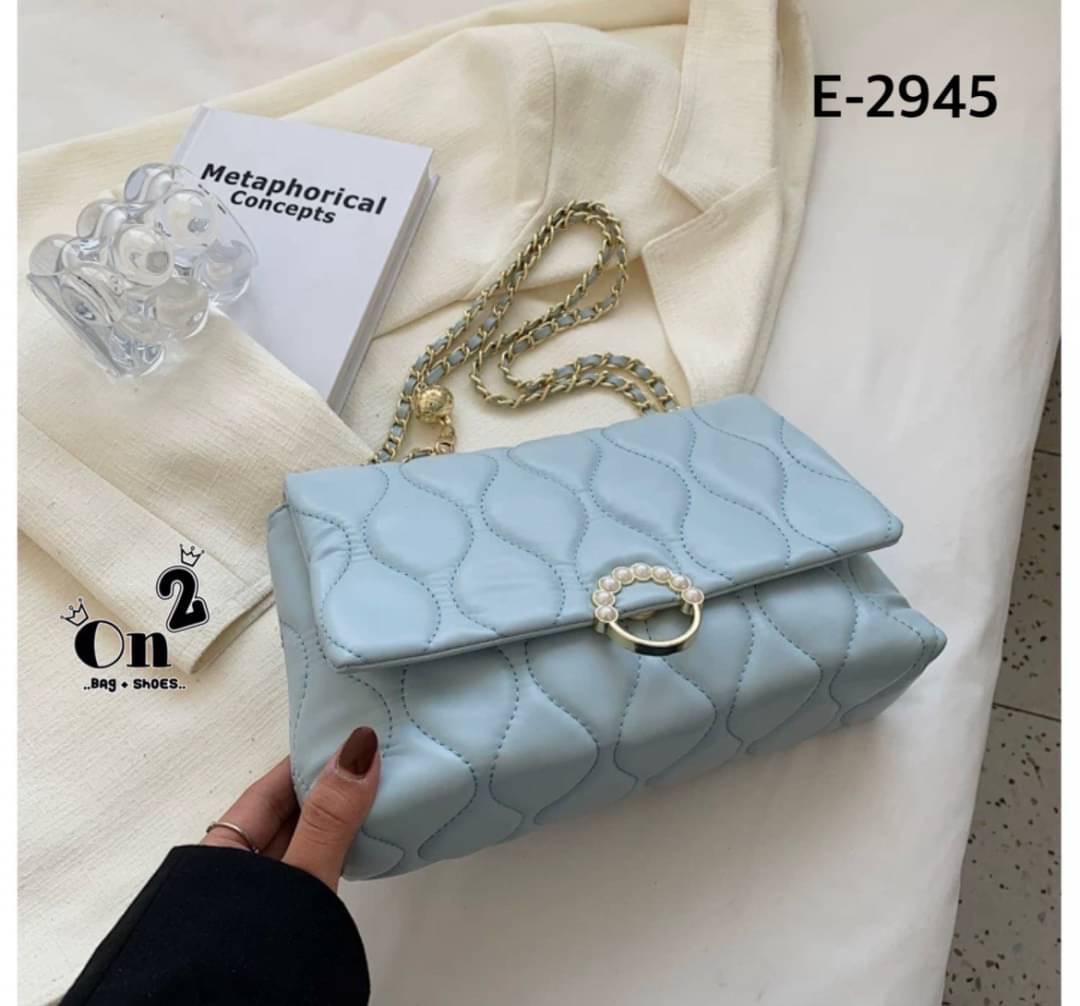 กระเป๋าสะพายมาใหม่ งานสไตล์แบรนด์ เปิดหน้า สายสะพายยาวแบบครอสบอดี้หรือดึงขึ้นสะพายข้างได้ค่ะ