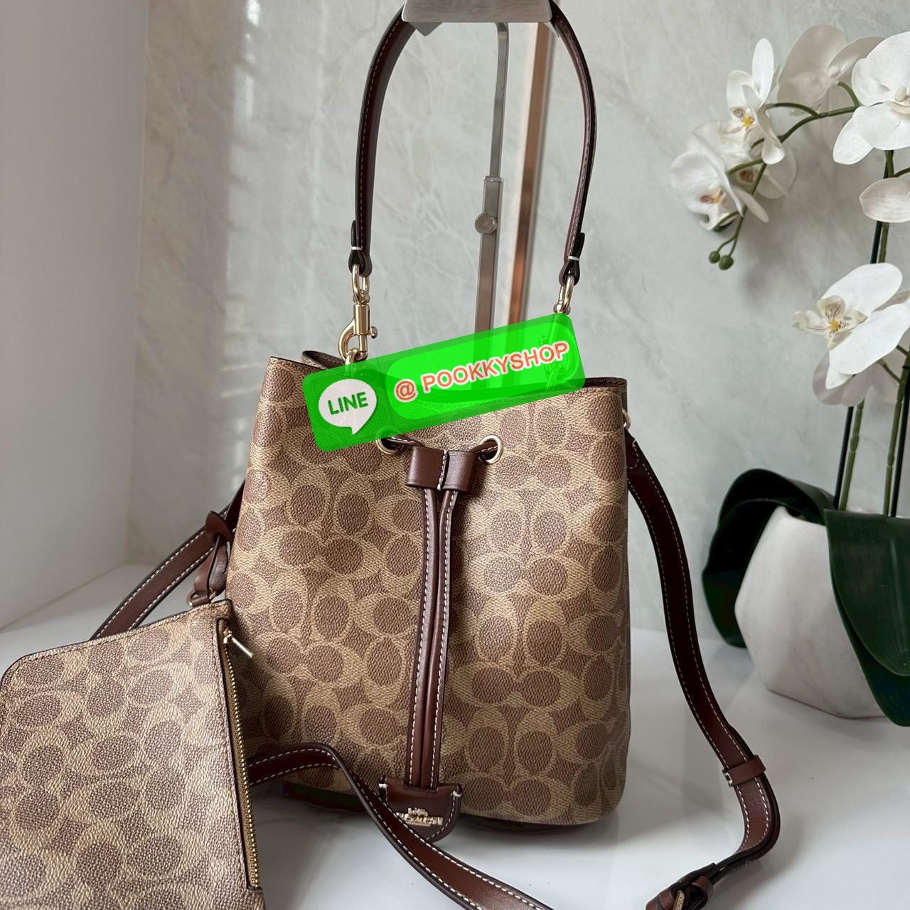 Coach Roan Bucket Bag Signature Canvas CBH07 กระเป๋าทรงบัคเก็ตใบเก๋ ดีไซน์คลาสสิก ลายซิกเนเจอร์สุดฮิต ใส่ได้ทุกโอกาส มาพร้อมสายสะพายปรับได้ ถอดได้ ใช้งานได้ทั้งสะพายไหล่ / crossbody / handheld