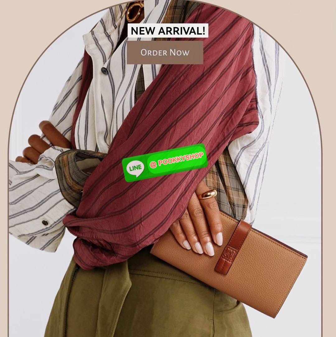 ✴️Don't Miss!✴️NEW! LOEWE LONG WALLET BAG VIP GIFT WITH PURCHASE-GWP กระเป๋าพรีเมี่ยมกิ๊ฟ Limited จาก LOEWE DUTYFREE COUNTER วัสดุหนังแท้เทคเจอร์สวยอยู่ทรงปั้มโลโก้แบรนด์ด้านหน้าเปิดปิดด้วยกระดุม ภายในมีช่องใส่ธนบัตรหลายช่อง ช่องหลักสาม