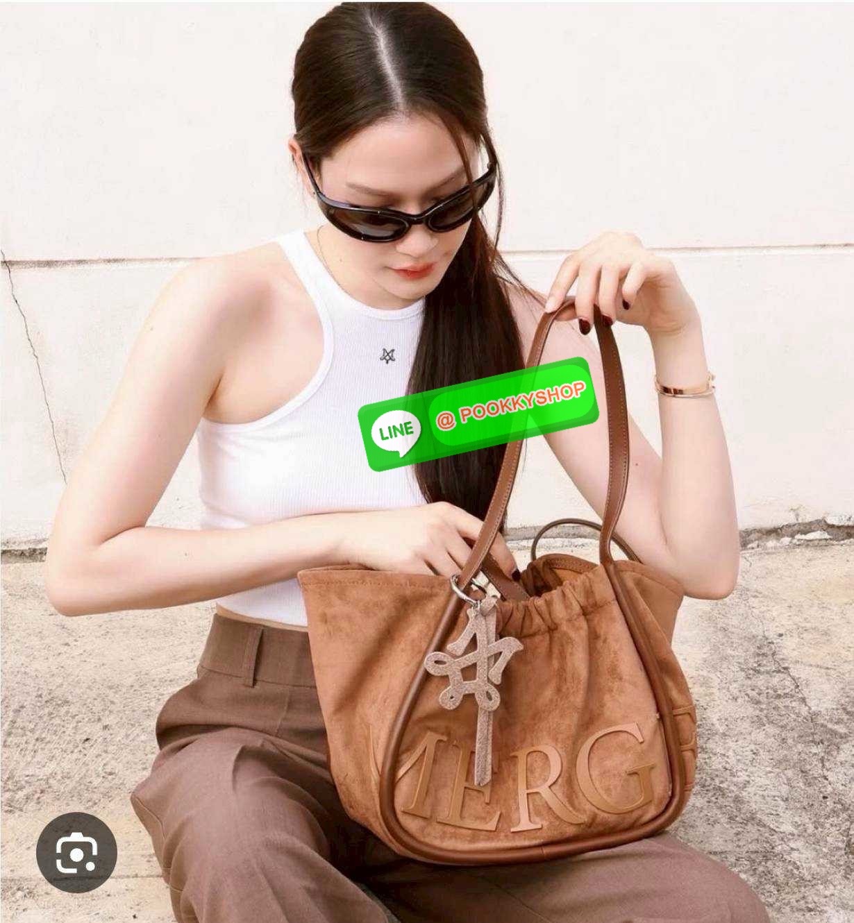 Merge a day bag (medium) 🔆 Details จะกี่รุ่นก็แรงไม่ไหว! กับกระเป๋าสะพายทรงสวย รุ่นผ้ากำมะหยี่ โทนสีน้ำตาลที่กำลังอินมากสำหรับปีนี้ รูปทรงยืดหยุ่น สามารถปรับปีกกระเป๋าเก็บทรงได้ สายสะพายคล้องไหล่ในตัว ภายในมีกระเป๋าผ้าซ้อนให้ ถอดออกได้ (มีอะไหล่เก