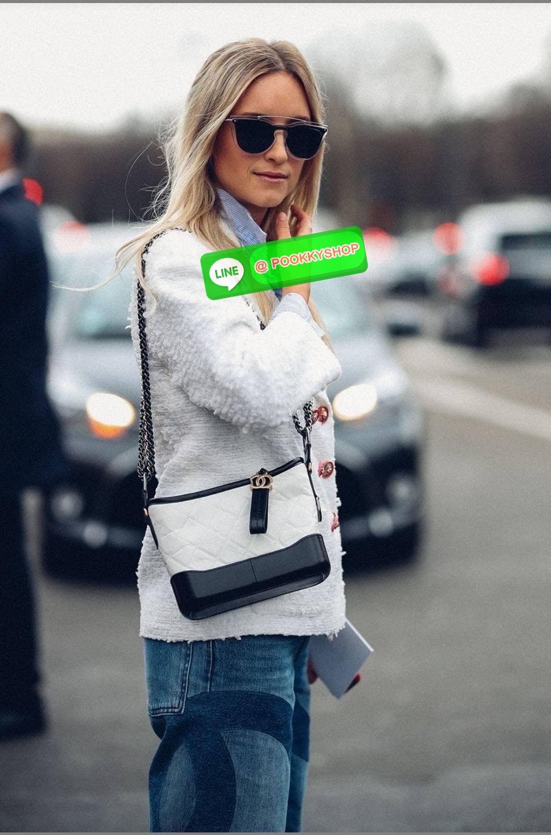 RESTOCK!! LIMITED SHOULDER BAG พรีเมี่ยมกิ๊ฟ Chanel ไซส์คลาสสิค กระเป๋าสะพายข้าง/ไหล่ หนังสังเคราะห์ นิ่ม หรู มาพร้อมพวงกุญแจสัญลักษณ์แบรนด์ พิเศษ!! สายคล้อง jumbo font เพิ่มดีเทลความแพง อะไหล่พร้อมโซ่สะพายสีทองสลับสีเงินรมดำ สามารถสะพาย crossbody หรือสะพ
