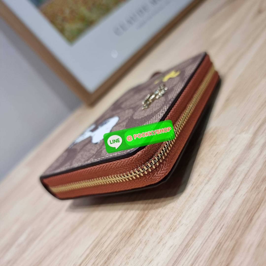 COACH CE708 COACH × PEANUTS SMALL ZIP AROUND WALLET IN SIGNATURE CANVAS WITH SNOOPY PRESENTS PRINT น้องใหม่เกินเบอร์กว่าเดิม กับกระเป๋าสตางค์ใบสั้น คอลใหม่จากเหล่าการ์ตูนสุดรัก ขนาดพกพาสะดวก ฟังก์ชั่นการใช้งานหลากหลาย ไม่ว่าจะช่องใส่บัตร ช่องใส่ธนบัตรที่ส