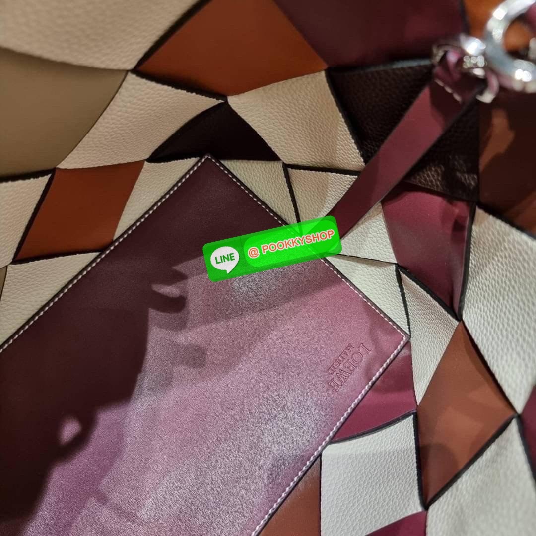 LOEWE SURPLUS LEATHER WOVEN BASKET BAG IN CLASSIC CALFSKIN ใหม่ล่าสุดและสวยที่สุด กระเป๋าสะพานที่ถักทอด้วยความปราณีต โดดเด่นด้วยสีที่จับมาคอนทราสได้ลงตัว ใบใหญ่จุได้แบบเน้นๆ วัสดุหนังวัวแท้เต็มใบ หรูเลิศ ปากกระเป๋ามีสายหนังสำหรับผูกรวบปากกระเป๋า ภายในโล่ง