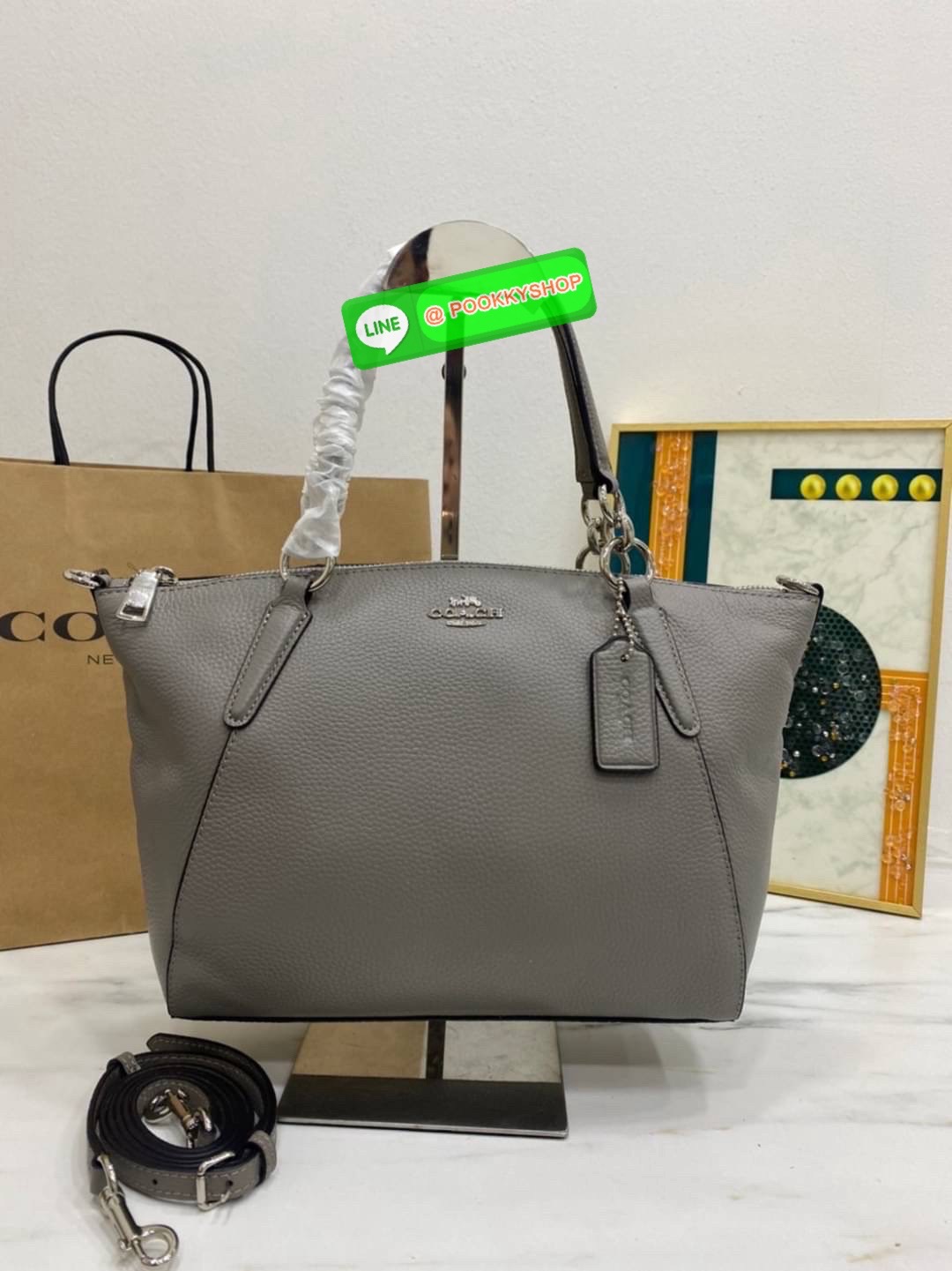 Coach F36675 Pebble Leather Satchel สีแดงหรูหรา | หนังแท้ | ทรงซิปบน | ใบใหญ่จุใจ❤️ สะดุดตาทุกมุมมองกับ Coach F36675 ใบใหญ่ทรงซิปบนที่ใช้งานได้ทุกวัน หนังแท้สัมผัสนุ่ม สีแดงหรูโดดเด่น ตัดกับฮาร์ดแวร์ทองอย่างลงตัว ใส่ของได้จุใจ ทั้งกระเป๋าสตางค์ มือ