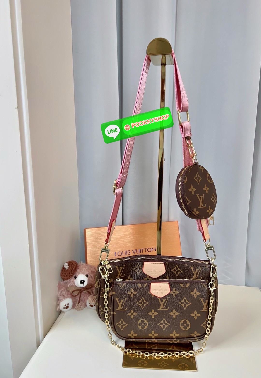หนึ่งในรุ่นLV ที่สาวๆต้องมีติดตัวอย่างน้อยหนึ่งใบค่าา สวยดังเดิม! LOUIS VUITTON MULTI POCHETTE ACCESSORIES ((vip gift ตปท.)) 🔖พร้อมส่ง! มีถึง3ใบด้วยกันในหนึ่งเซตนะคะ ได้รุ่นนี้ไปใช้สะพายได้ยาวๆแน่นอนค่าสาวๆ 🔖หนังแท้ หนังนิ่มอย่างดี อะไหล่ท
