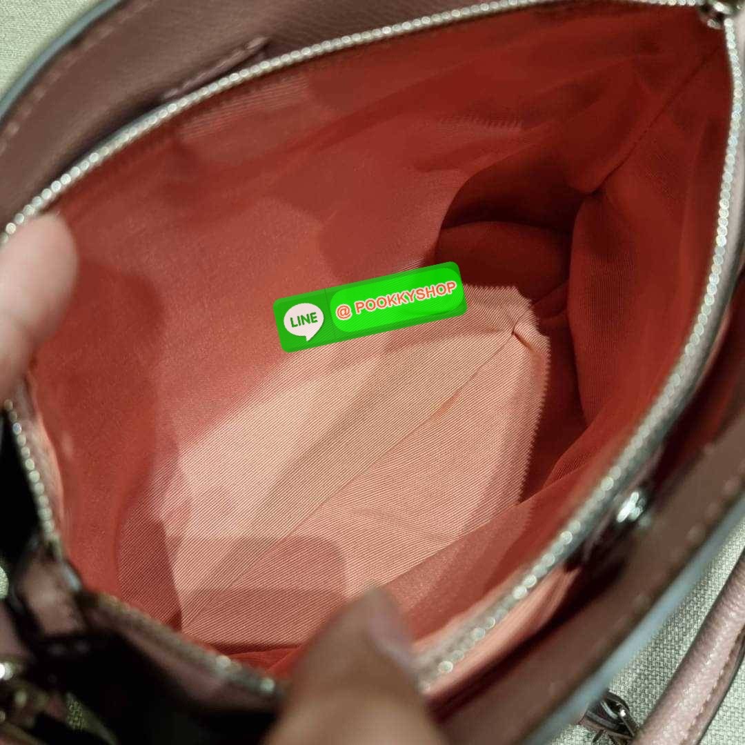 COACH F29434 MINI SAGE CARRYALL IN SIGNATURE CANVAS รุ่นยอดฮิต!! ที่สุดของกระเป๋าสะพายขายดี ต้องทรงถังมินิรุ่นนี้ วัสดุหนังแคนวาสเคลือบลาย สวย คลาสสิค มาพร้อมสายสะพายข้างและหูหิ้วในตัว ถอดออกถือคล้องแขนเก๋ๆ หรูๆยังได้ ภายในเป็นช่องโล่ง แบ่งสัดส่วนอย่างดี