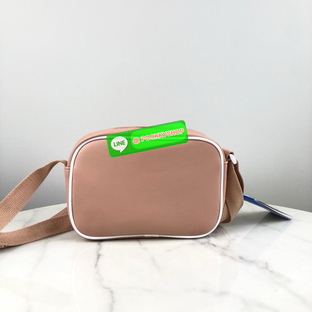 กระเป๋าสะพาย adidas ด้านหน้ามีช่องซิป 1 ช่อง ด้านบนเปิด - ปิดกระเป๋าด้วยซิป ด้านในโล่ง สายสะพาย สามารถปรับได้ Free Size ค่ะ