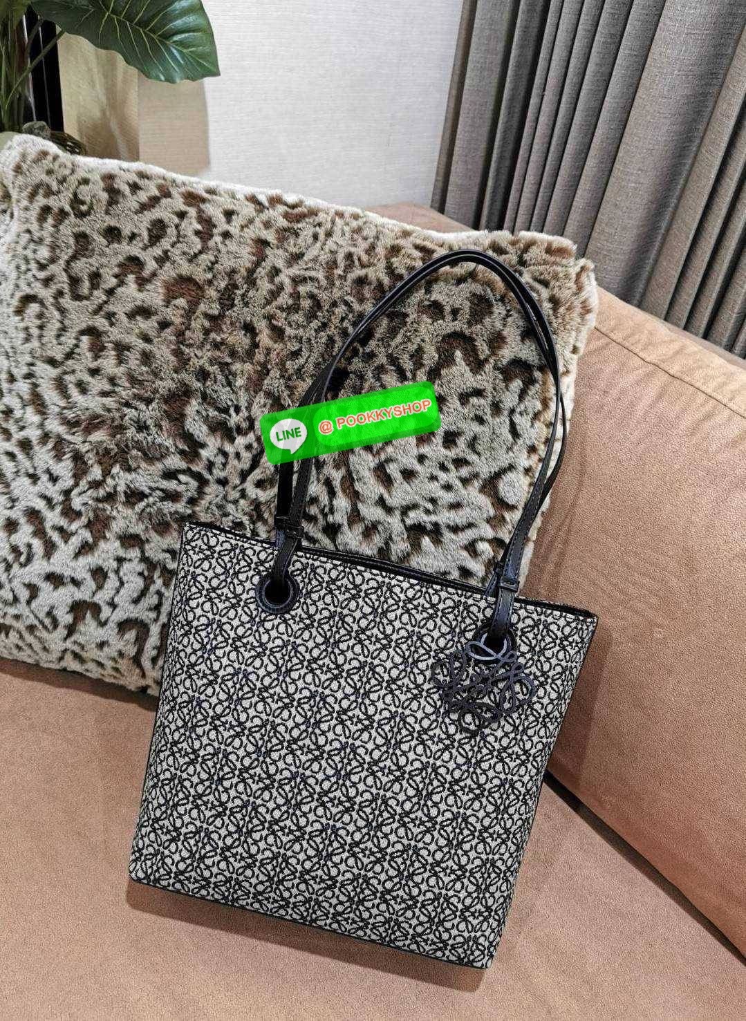 ✴️NEW ARRIVAL!✴️LOEWE ANAGRAM TOTE BAG VIP GIFT WITH PURCHASE GWP พรีเมี่ยมกิ๊ฟ Limited จาก LOEWE PERFUME DUTYFREE ไอเท็มใหม่! ดีไซน์สวยคงเอกลักษณ์ด้วยวัสดุ Anagram Canvas Jacquard Fabric ผสมผสานหนังแท้ Calfskin ลงตัวสุดคลาสสิค ขนาดกำลังดี น