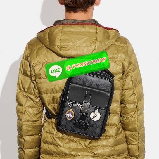 COACH DISNEY X COACH TRACK PACK IN SIGNATURE CANVAS WITH PATCHES (COACH CC113) กระเป๋าสะพายไหล่ และคาดอก ดีไซต์ทันสมัย สุดเท่ห์โดดเด่น ด้วยลวดลายตัวละครดิสนี่ย์ วัสดุหนังแคนวาสตัดขอบหนังแท้ เปิด-ปิดด้วยซิป ภายในกว้าง มีช่องเล็กๆหลายช่อง มีสายล็อคด้านหน้า