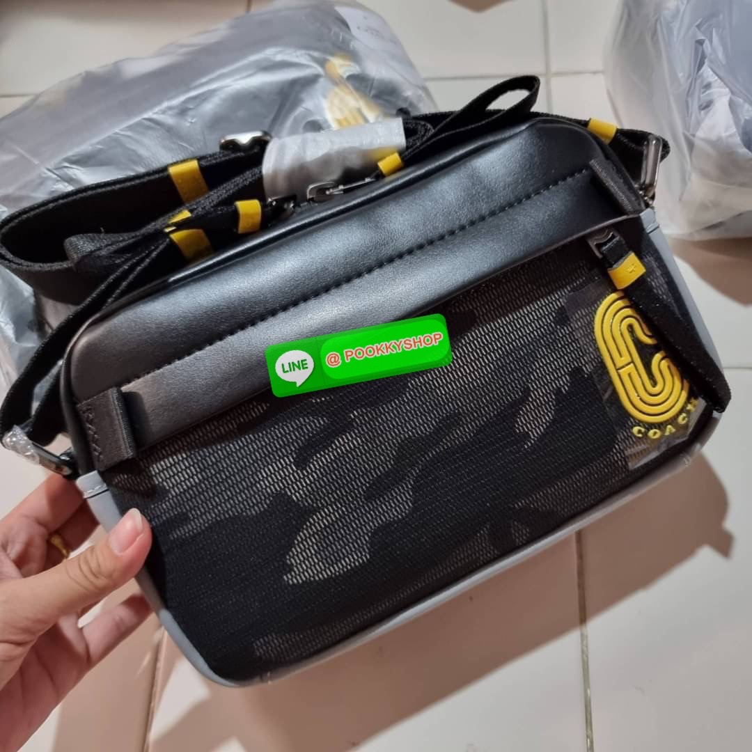 COACH 2373 EDGE CROSSBODY ความเท่ never die!! กระเป๋าครอสบอดี้ทรงยอดฮิต ที่หนุ่มๆไม่ควรพลาด รูปทรงดีไซน์คลาสสิค ใช้งานง่าย วัสดุหนังแท้สลับแคนวาส โดดเด่นด้วยลูกเล่นโทนสี ตัวกระเป๋ามีซิปหลัก และซิปด้านหน้า พร้อมช่องแยกด้านหลัง ใส่ของไปเลยเน้นๆ ใส่โทรศัพท์ม