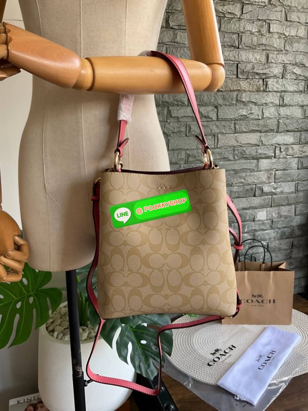 COACH SMALL TOWN BUCKET BAG IN SIGNATURE CANVAS รุ่น 2312 Collection บักเก็ตคลาสสิค รุ่นยอดนิยม กำลังมาแรงมากๆ กระเป๋าสะพายไหล่ และ Cross Body วัสดุหนังแคนวาสอย่างดี มาพร้อมสายสะพายสะพายไหล่ถอดออกไม่ได้ / สายสะพายยาว สายถอดออกได้ มี 3 ช่องใช้งาน