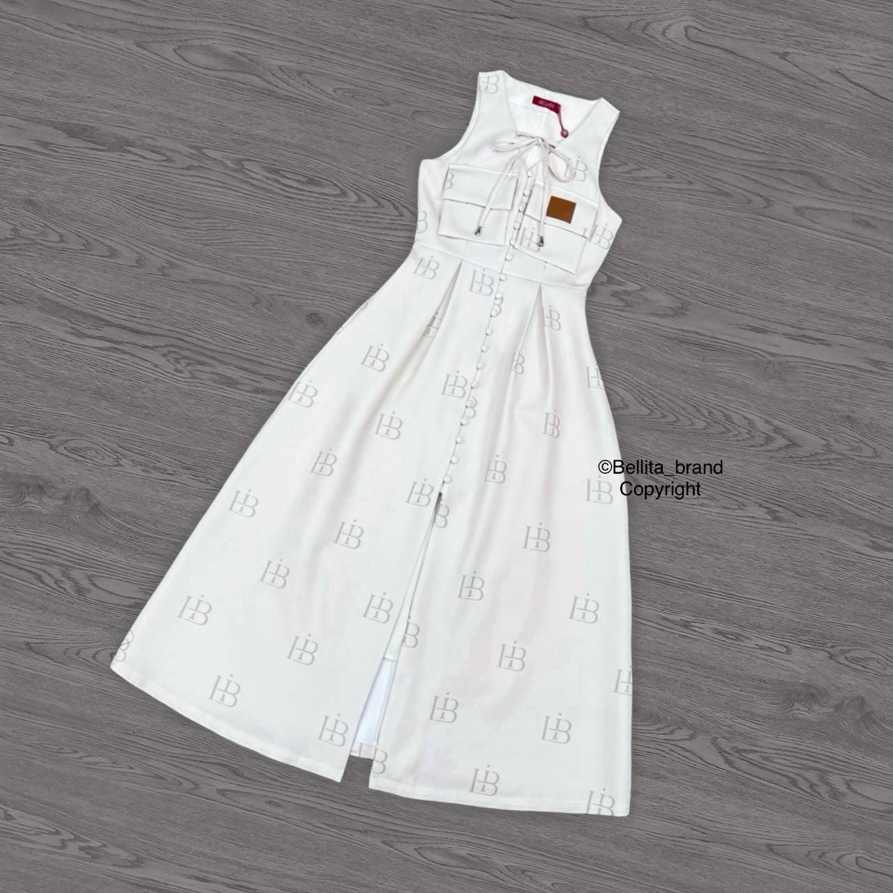 เดรสยาวสีครีมละมุนตุ้น คอวีแขนกุด ผูกโบว์ที่คอ มีกระเป๋าที่อก เอวข้ารูป แต่งกระดุมด้านหน้า ซิปด้านหลัง ผ่าหน้า ลายพิมพ์ตัวอักษร สีสวยซอฟนุ่มมากคือละมุนใจ