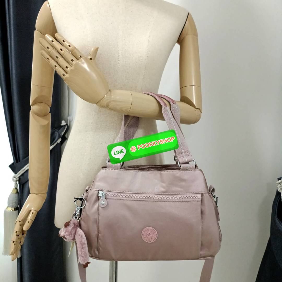 Kipling Damen Orelie Henkeltasche handbag กระเป๋าถือหรือสะพาย ขนาดกลาง วัสดุ Nylon 100% หูถือสูง 7 นิ้ว สายสะพายยาว 126ซม. มีช่องแยกใช้งานหลายช่อง ประกอบด้วย -ด้านหน้า ช่องซิปลึกถึงฐานกระเป๋า -ด้านหลัง ช่องซิปลึกถึงฐานกระเป๋า -ช่องใช้งานหลักด้านใน 3 ช่อง