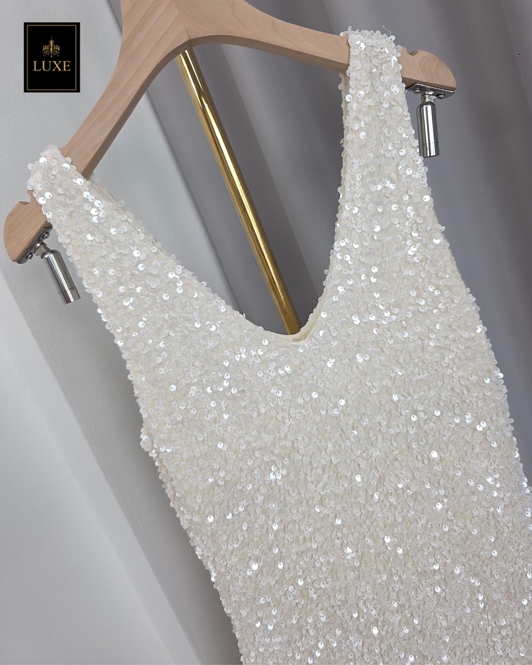 เดรสแฟชั่น เดรสเสื้อคอวีแขนกุด ทรงเข้ารูป