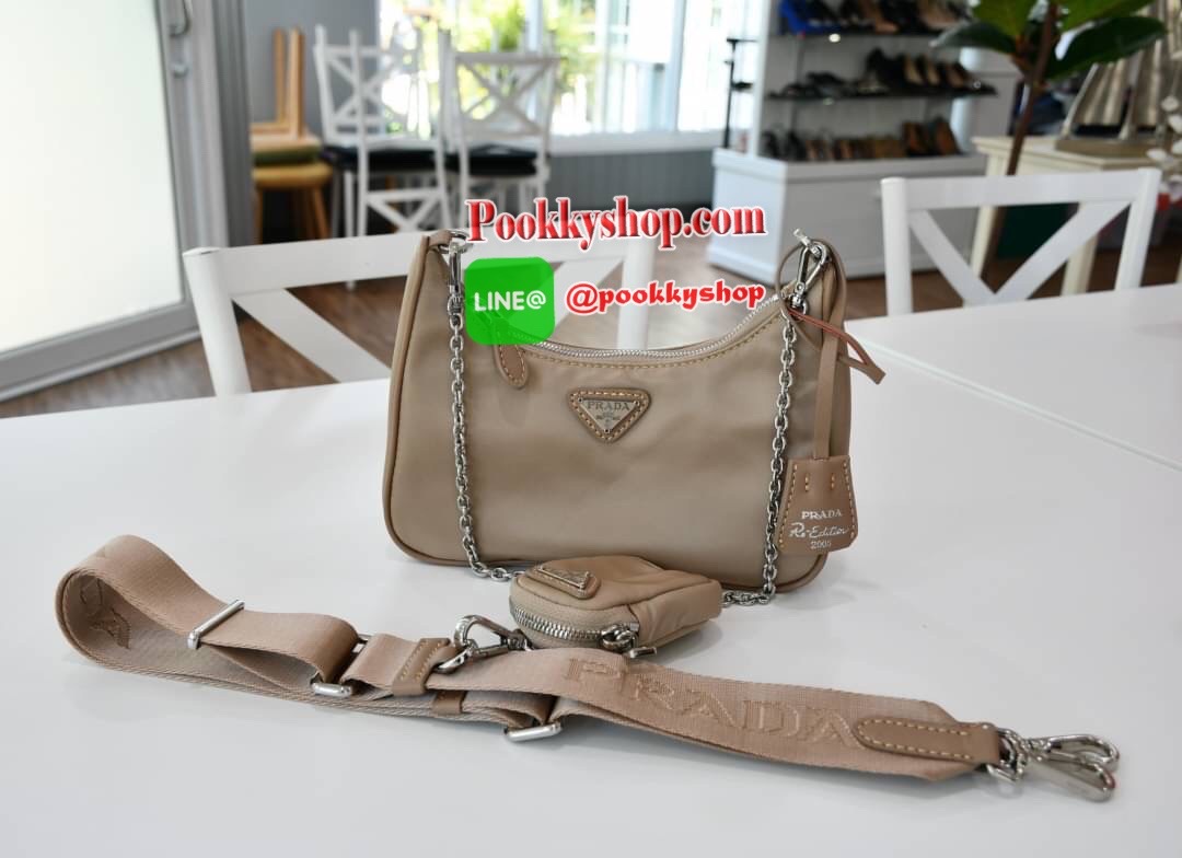 PRADA nylon mini รุ่นใหม่ มาแรง!!! ไอเท็มยอดฮิต วัสดnylon กันน้ำ มีสาย2แบบ สายยาวปรับระดับได้ฟรีไซด์และสายโซ่คล้องแขน มีป้ายแท็คหนัง อย่างดี และกระเป๋าใส่เหรียญน่ารักๆ อะไหลเงินปั้มแบรนด์แท้ทุกจุด ทรงสวย ถอดเปลี่ยนสายได้ เปิดปิดด้วยซิป ด้านในมีป้ายโลหะแบร