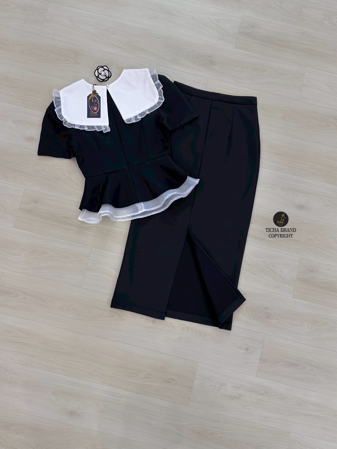 ชุดเซทแฟชั่น ชุด Set4ชิ้น เสื้อแขนสั้นสึดำ ดีเทลแต่งระบายผ้าแก้วสีขาวชายเสื้อ