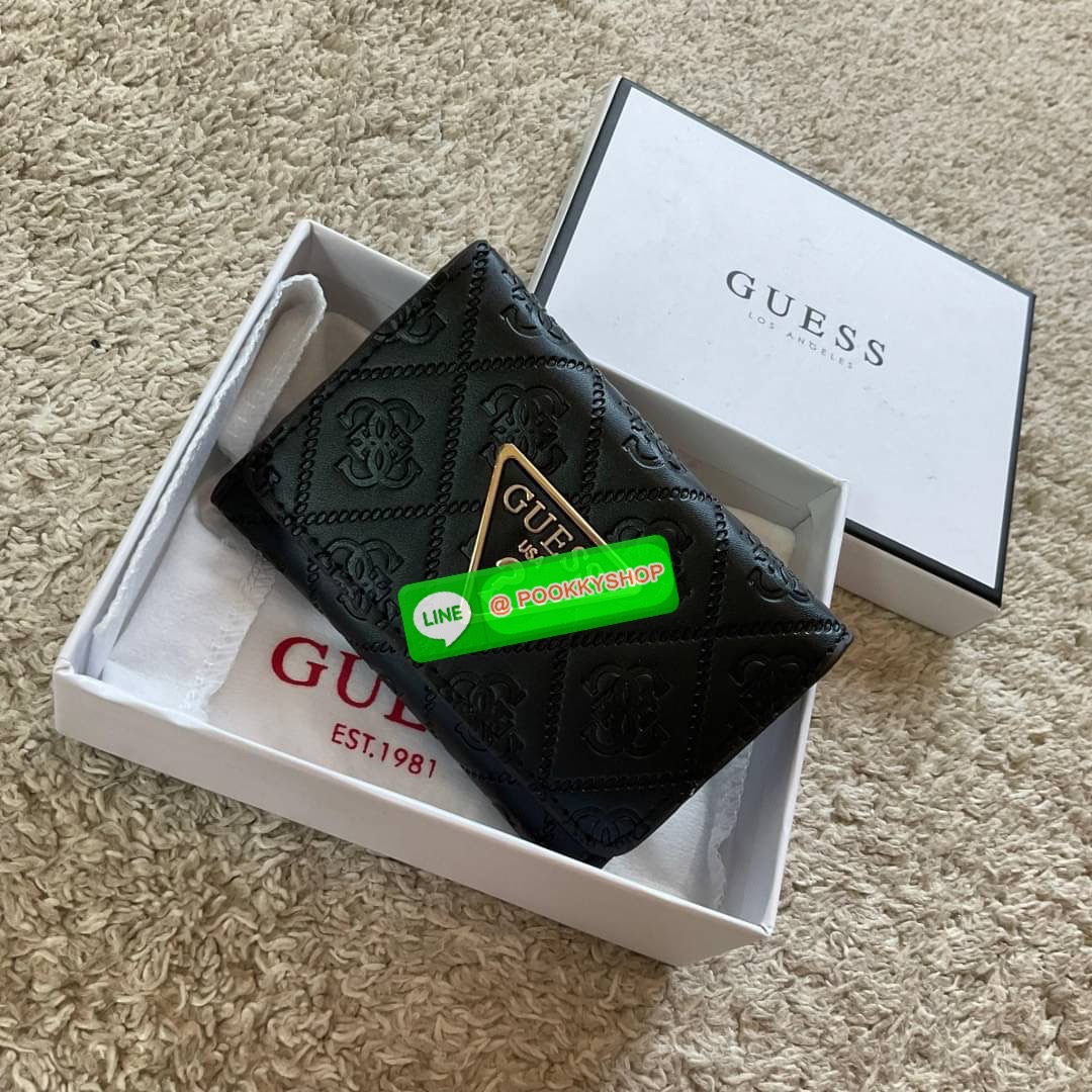 รุ่นใหม่ล่าสุด! GUESS SHORT WALLET กระเป๋าสตางค์ใบสั้นสองตอน วัสดุตัวหนังลายสวยหรูพิมพ์ลายทั้งใบ เปิดปิดด้วยกระดุม ด้านในบุผ้าปั้มแบรนด์มีช่องใส่รูป และใส่บัตรได้อีกหลายช่อง มาพร้อมช่องใส่ธนบัตรหนึ่งช่อง สวยคุ้ม สไตล์มินิ สำหรับคนไม่ชอบพกเงินเยอะ แนะนำใบน