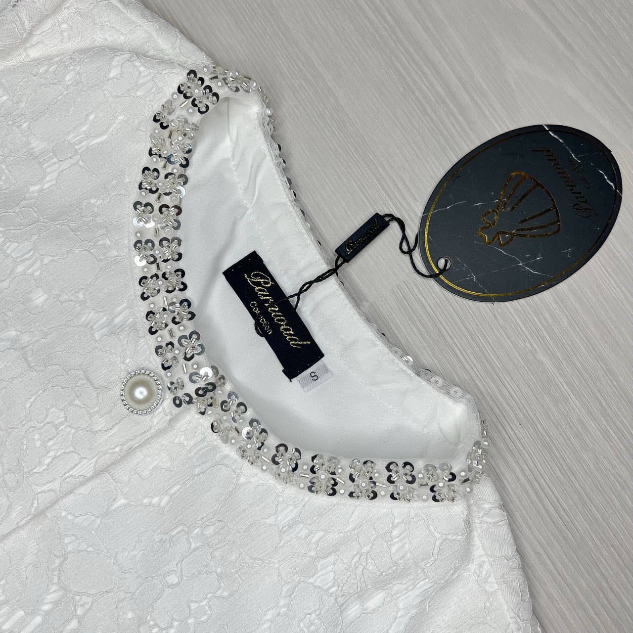 ชุดเซทแฟชั่น Set เสื้อลูกไม้เนื้อนิ่มกระดุมหน้าแต่งเลื่อมสีเงินที่คอและกระเป๋า มาพร้อมกับกระโปรงลูกไม้เอวสูง