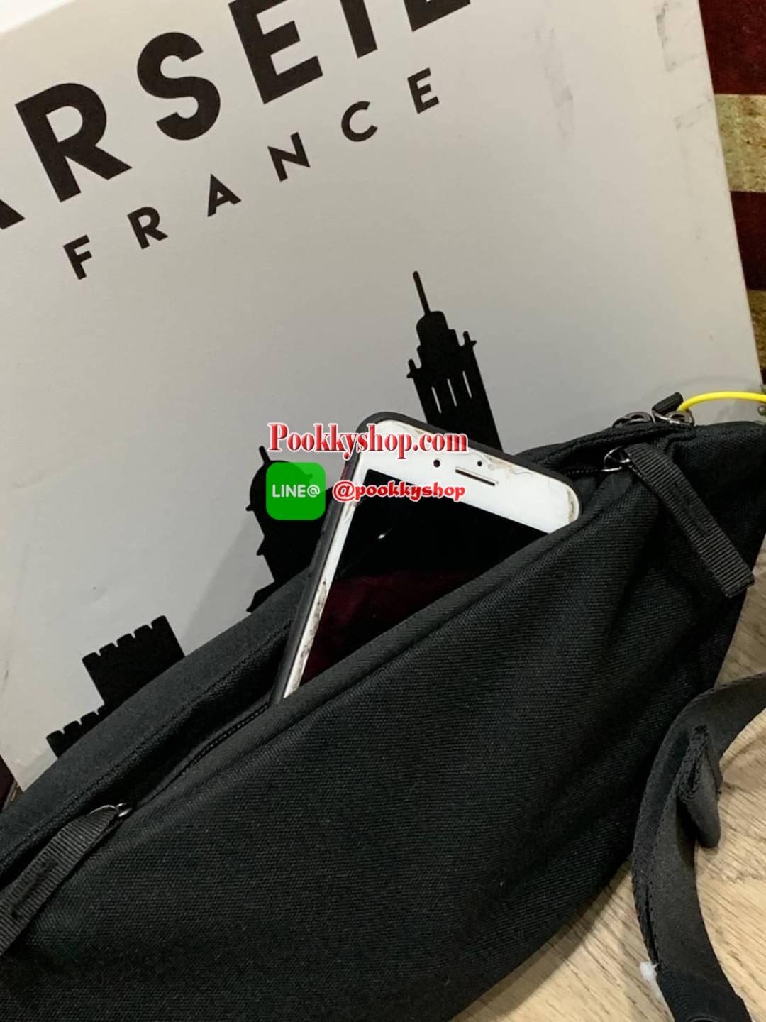 NIKE HERITAGE HIP PACK รุ่น BA6110-011 กระเป๋าทรงคาดเอวและคาดหน้าอกสไตล์สปอร์ต เปิดปิดด้วยซิปคู่ ภายในใส่กระเป๋าสตางค์ยาวได้ ด้านหน้าสกรีนตามลายต่างๆของนักออกแบบชื่อดังสาย มีคาดปรับความยาวได้ฟรีไซส์ น้ำหนักเบา เป็นกระเป๋าที่เปิดกว้างหาของได้ง่าย และใช้ได้