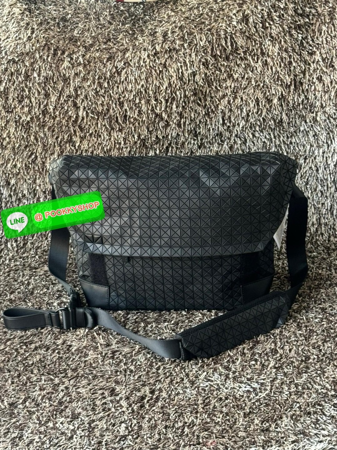 💕Baobao issey miyake Sling shoulder bag ดีไซน์เอกลักษณ์เฉพาะตัว ใส่ของได้เยอะ ช่องกระเป๋าเป็นระเบียบ โดยโดดเด่นด้วยแผ่นรูปสามเหลี่ยมอันเป็นซิกเนเจอร์ในการจัดเรียงสลับกัน รุ่นนี้ยังมีจุดเด่นในเรื่องคุณสมบัติการใช้งาน ภายในมีช่องบุหนาสำหรับใส่โน้ตบุ