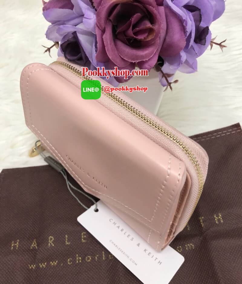 New!!! CHARLES & KEITH SMALL ENVELLOPE WALLET BAG สีออกใหม่ปี 2018 โลโก้ อะไหล่ทองค่ะ!!! พร้อมส่งสินค้าเข้าใหม่ค่ะ!!! กระเป๋าสตางค์ใบสั้น ขนาดกำลังดี หนังเรียบ ด้านหน้าปั้มโลโก้แบรนด์ เปิดปิดช่องหลักแบบแม่เหล็ก ด้านในมีช่องใส่บัตรได้ถึง15 ช่อง เยอะมากค่า