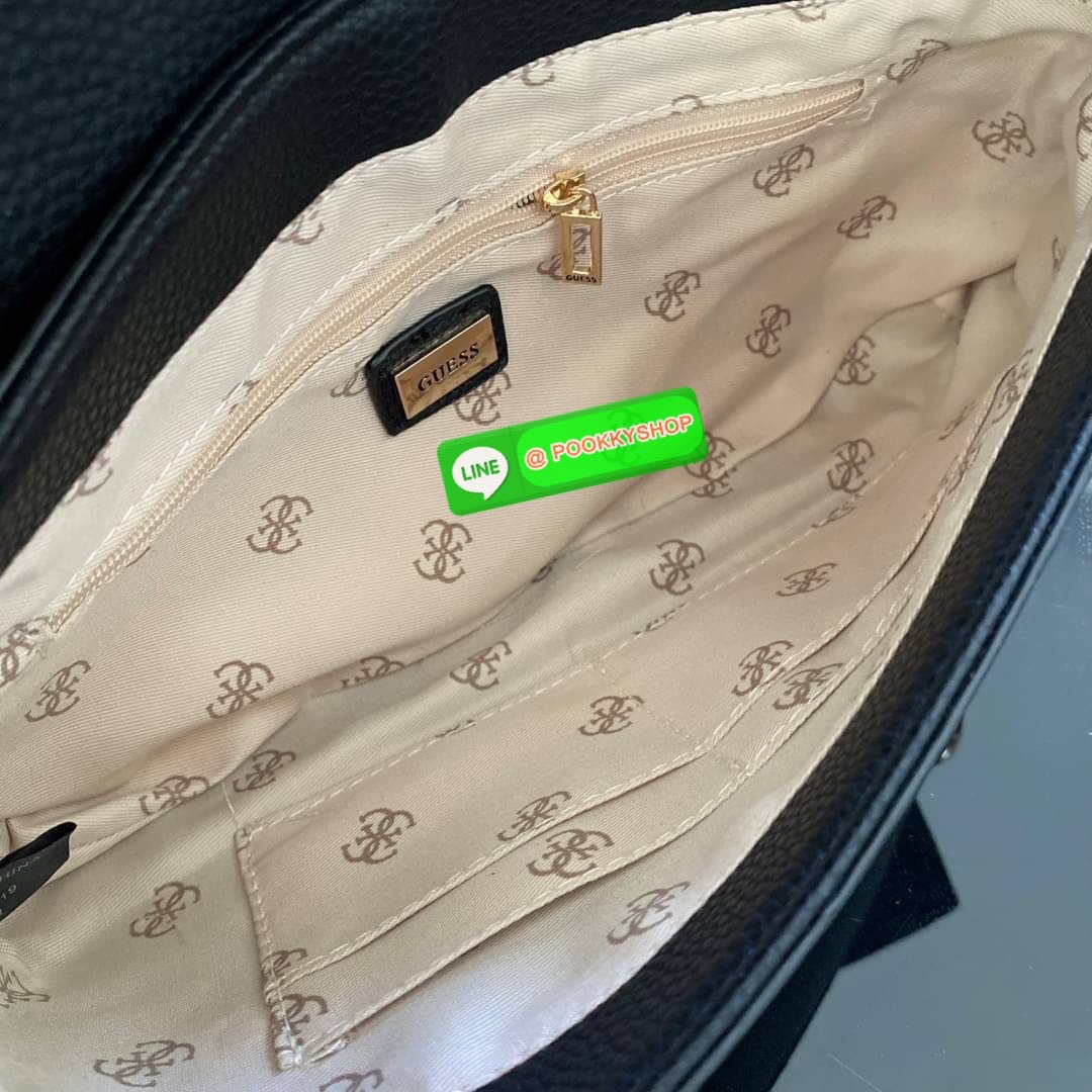 GUESS Brightside Shoulder Bag กระเป๋าสะพายไหล่-ครอสบอดี้ ใช้ได้หลายสไตล์ ตัวกระเป๋าหนังสังเคราะห์สีดำตกแต่งด้วยหมุดสวยเก๋ เปิดปิดด้วยกระดุมแม่เหล็ก ด้านในใส่กระเป๋าสตางค์ยาวได้ มีช่องซิปเพิ่มอีกช่อง สายสามารถถอกใช้ได้หลายสไตล์ ดูหรูที่สุดค่าใบนี้