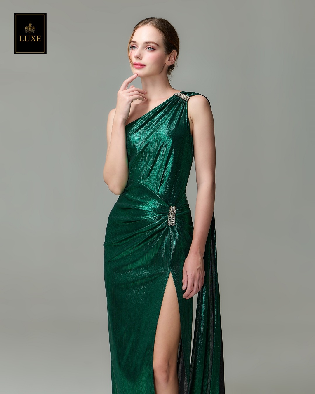 เดรสแฟชั่น แม็กซี่เดรสเสื้อไหล่เดียวทรงเข้ารูป มีผ้าเครปด้านหลัง กระโปรงทรงสอบผ่าหน้าขา