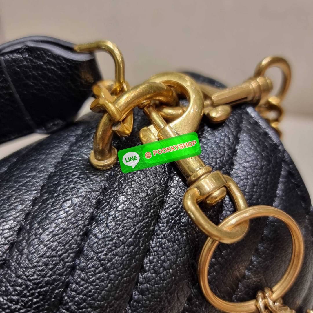 IN STOCK!! Yves Saint laurent crossbody boutique vip bag กระเป๋าสะพายไหล่ ดีไซน์ทรงสวยหรู พิเศษ แถมฟรี พวงกุญแจห้อยโลโก้ ดูแพงไปหมดจริงๆไอเท็มนี้ วัสดุหนังสังเคราะห์ลายคาร์เวีย เปิด-ปิดด้วยกระดุมแม่เหล็ก ภายในโล่งกว้าง แบ่งสัดส่วนไว้อย่างดี มาพร้อมหูจับใน