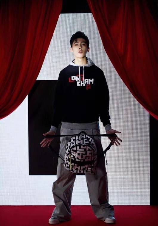 LONGCHAMP LE PLIAGE LGP BACKPACK รายละเอียด • วัสดุ: ผ้าใบ • อะไหล่: นิกเกิล • ตัวกระเป๋า: ผ้าใบโพลีอะไมด์เคลือบด้านใน • ตกแต่ง: หนังวัว รายละเอียดภายนอก • การปิด: ด้วยซิป • สายสะพาย: เลื่อนปรับระดับได้ • ช่อง: 1 ช่องซิป ภายใน • ช่องใส่ของ: 1 ช่อง ช่องด้า