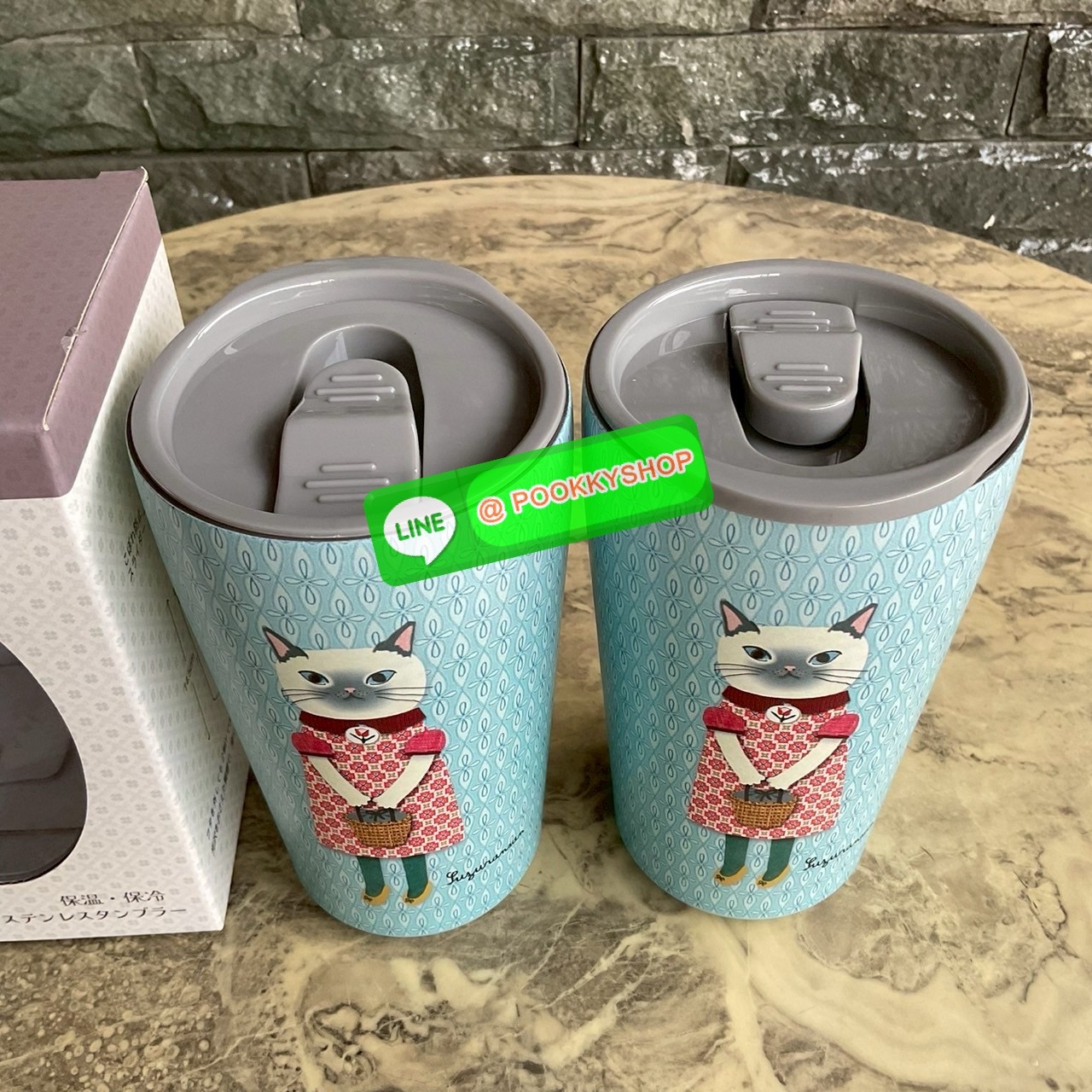 kusuguru Japan Stainless Tumbler Cup แก้วน้ำสแตนเลส ปริมาณสุทธิ 400 ml มาพร้อมกับลายแมวญี่ปุ่นน่ารักๆ แก้วพิมพ์ลาย แมว 2 ด้าน ด้านหน้า และ ด้านหลังแก้วค่ะ เก็บความร้อนเย็นได้ยาวนาน 12 ชม. มีฉนวนกันร้อน/เย็น โครงสร้างคู่สูญญากาศ มีฝาปิด แถบเลื่อนป้องกันน้ำ