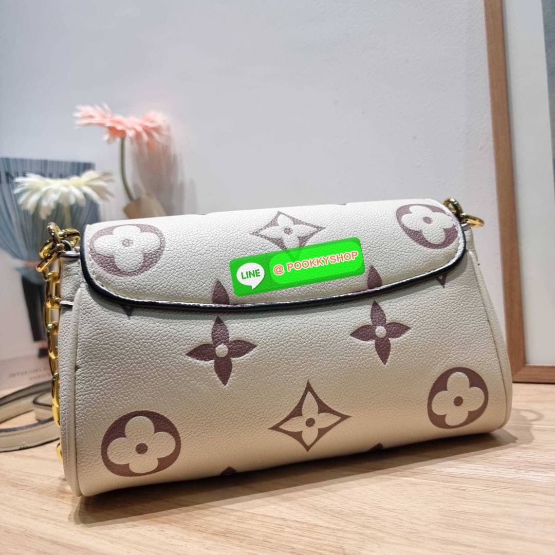 New in กระเป๋าสะพายคอลใหม่ล่าสุด สวยหรู ดูแพง ดีไซน์รูปทรงออกมาให้ใช้งานได้ง่าย เปิด-ปิดด้วยอะไหล่แม่เหล็ก ภายในโล่งกว้าง ใส่ของสำคัญได้ครบ มาพร้อมสายสะพายถึง 2 แบบ สายโซ่สะพายไหล่อัพความหรู และสายหนังที่ปรับยาวสั้นได้ สะพายข้างชิลๆก็ดูดี จัดให้พร้อมเสิร์